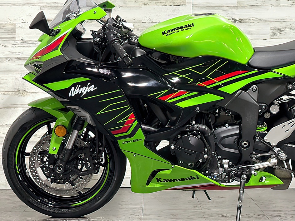 Kawasaki Ninja ZX-6R 2024 – Rear End Profile Kawasaki Ninja ZX-6R 2024 – Rear View, Dual Exhaust Design