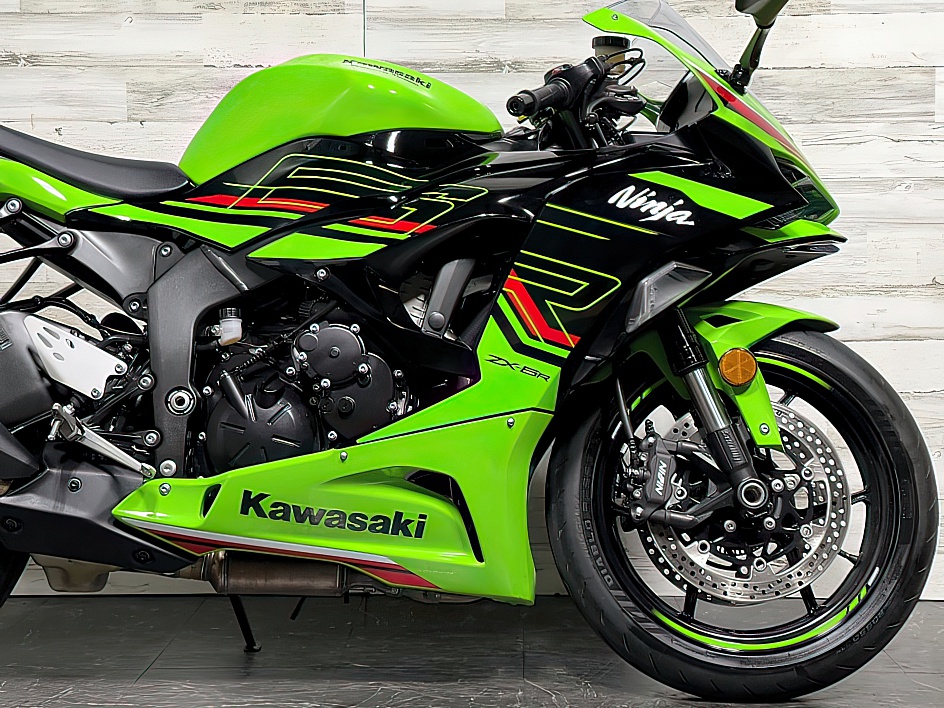 ZX-6R Engine and Frame Detail – 636cc Inline-4 Performance 636cc Inline-4 Engine – Kawasaki Ninja ZX-6R 2024 Close-Up